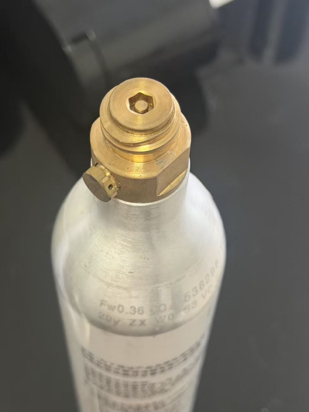 TR21-4 screw-in interface on the current sample cylinder