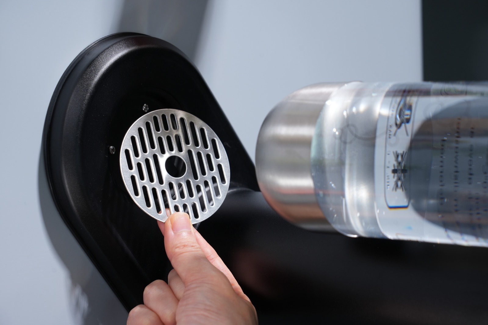 Close-up of the NS-SM03 base with the drip tray cover lifted